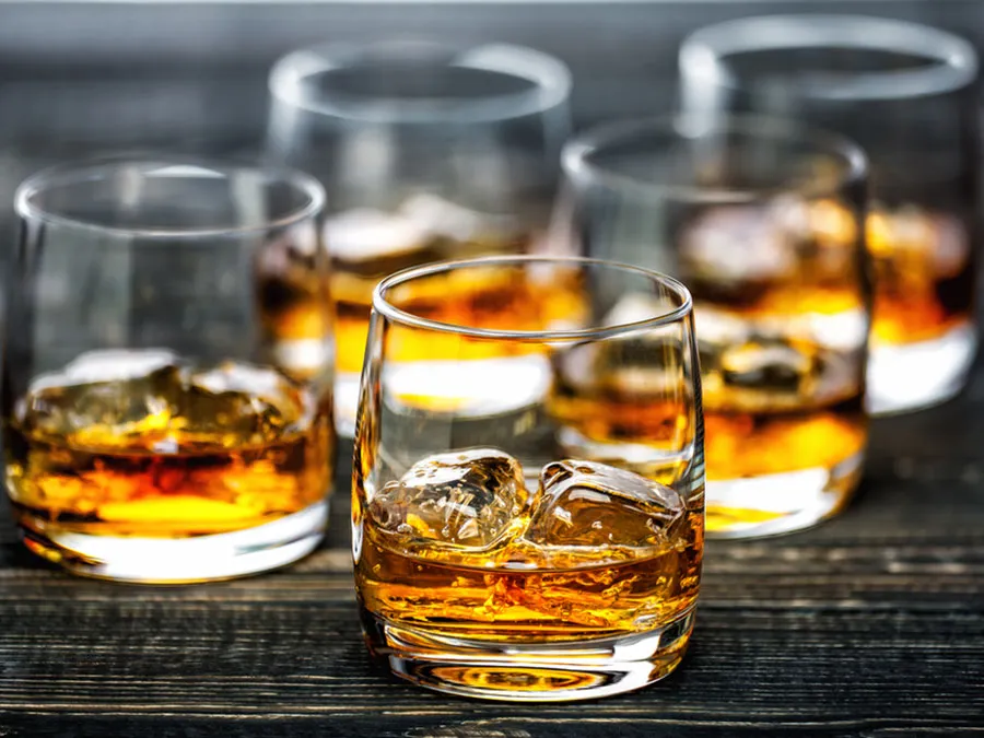 Waarom heeft whisky kleur? Het verhaal achter de gouden gloed